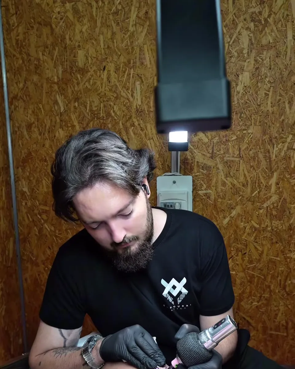 Samourai a tatuar numa convenção